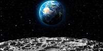 Cientistas acreditam que gelo encontrado na Lua poderia ser transformado em água potável para ocupantes de uma base lunar, ou até ser usado como combustível de foguete  Foto: Getty / BBC News Brasil