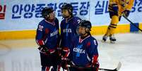 Time de hockey feminino das Coreias em amistoso preparatório para as Olimpíadas de Inverno, que disputaram com equipe unificada  Foto: Woohae Cho / Getty Images