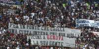 Torcida do Bologna homenageou as vítimas do acidente em Gênova  Foto: Mario Carlini / Iguana Press / Getty Images