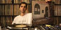 DJ Nuts segura &aacute;lbum 'Arthur Verocai', que virou 'moda' d&eacute;cadas ap&oacute;s seu lan&ccedil;amento em 1973; 'Perceberam que, al&eacute;m de ser um disca&ccedil;o, ele era raro'  Foto: Vin&iacute;cius Mendes/BBC News Brasil / BBC News Brasil