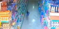 Cachorro fugiu do supermercado e câmeras internas de segurança registraram o momento.  Foto: Facebook / União Supermercado / Estadão