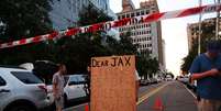 Homem segura cartaz em apoio a controle de armas em Jacksonville
 26/8/2018     REUTERS/Joey Roulette   Foto: Reuters