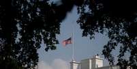 Bandeira é colocada a meio mastro na Casa Branca
 27/8/2018    REUTERS/Leah Millis   Foto: Reuters