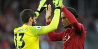 Alisson comemora vitória do Liverpool com Van Dijk  Foto: Peter Powell / Reuters