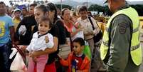 Venezuelanos cruzam a ponte internacional Simon Bol&iacute;var, na fronteira com a Col&ocirc;mbia  Foto: ANSA / Ansa - Brasil