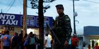 Soldado perto de controle de fronteira em Pacaraima 
 19/8/2018      REUTERS/Nacho Doce   Foto: Reuters