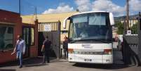 Migrantes deixaram Messina em dois ônibus  Foto: ANSA / Ansa - Brasil