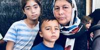 Sara Khan e seus filhos não conseguem dormir por medo de brigas  Foto: BBC News Brasil