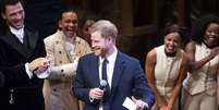 Duque de Sussex, príncipe Harry canta em Teatro de Londres.  Foto: Twitter/@Daily_Star / Estadão Conteúdo