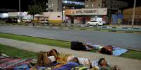 Venezuelanos dormem em rua de Boa Vista 24/08/2018 REUTERS/Nacho Doce  Foto: Reuters