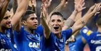 Jogadores do Cruzeiro comemoram classificação; ao centro, o meia Thiago Neves  Foto: Washington Alves / Reuters