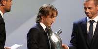 Modric recebe o prêmio de melhor jogador da Uefa (Foto: Valery Hache/AFP)  Foto: LANCE!