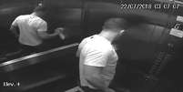 Câmera flagrou momento em que professor limpa o elevador após levar o corpo para apartamento  Foto: Divulgação/Ministério Público-PR / Estadão