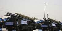 Veículos militares transportam mísseis Fateh 110 durante parada militar em Teerã  Foto: Stringer / Reuters