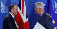 O negociador-chefe da UE para o Brexit, Michel Barnier (à direita), cumprimenta o representante britânico, Dominic Raab, durante entrevista coletiva em Bruxelas
26/07/2018
REUTERS/Yves Herman  Foto: Reuters