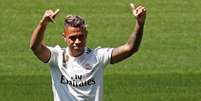 Mariano D&iacute;az acena em sua apresenta&ccedil;&atilde;o no Real Madrid  Foto: Javier Barbancho / Reuters