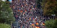 Apoiadores e críticos da política liberal de imigração da chanceler alemã, Angela Merkel, promoveram manifestações rivais neste sábado na cidade de Chemnitz  Foto: Hannibal Hanschke / Reuters