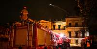 Caminhão dos bombeiros apoia combate às chamas no Museu Nacional  Foto: Betinho Casas Novas / Futura Press