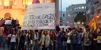 Jovens e universitarios se reunem na praca da Cinelandia no fim da tarde desta segunda-feira (03/09), em protesto e luto pelo Museu Nacional da Quinta da Boa Vista que foi destruido por um incendio na noite de domingo (02/09), no Rio de Janeiro.  Foto: ADRIANO ISHIBASHI/FRAMEPHOTO / Estadão