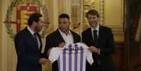 Ronaldo Fenômeno recebe camisa do Valladolid, clube do qual é dono  Foto: Twitter Oficial / Valladolid / Estadão