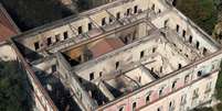Vista aérea do Museu Nacional, após ser destruído por um grande incêndio  Foto: Ricardo Moraes / Reuters
