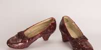 Par de sapatos usado por Judy Garland em &#039;O Mágico de Oz&#039; é recuperado e exibido pelo FBI   Foto: FBI/Handout / REUTERS