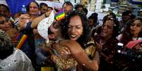 Indianos comemoram decisão judicial que derrubou a criminalização da homossexualidade  Foto: Francis Mascarenhas / Reuters