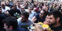 O candidato à Presidência da República pelo PSL, Jair Bolsonaro (de camiseta amarela), após ser esfaqueado durante ato de campanha em Juiz de Fora (MG), nesta quinta-feira, 06.   Foto: Fábio Motta / Estadão Conteúdo