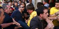O candidato à Presidência da República pelo PSL, Jair Bolsonaro (de camiseta amarela), é socorrido após ser esfaqueado durante ato de campanha em Juiz de Fora (MG)  Foto: Fábio Motta / Estadão Conteúdo