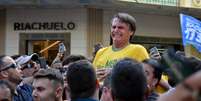 Momento em que Bolsonaro foi esfaqueado  Foto: EPA / BBC News Brasil