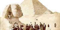 O imperador Dom Pedro 2º nas pirâmides do Egito, em 1871, cercado por moradores do país  Foto: Reprodução / BBC News Brasil