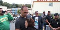 Eduardo Bolsonaro, filho do presidenciável Jair Bolsonaro (PSL), é abraçado por simpatizante em frente  à Santa Casa de Juiz de Fora
07/09/2018
REUTERS/Ricardo Moraes  Foto: Reuters