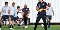 Jair Ventura comandou o segundo treino no Corinthians neste sábado (Foto: Gero Rodrigues)  Foto: LANCE!