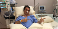 Bolsonaro simula arma com as mãos no hospital, em foto publicada por seu filho Flávio no Twitter  Foto: @FlavioBolsonaro/Twitter