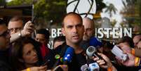 Eduardo Bolsonaro fala com jornalistas na porta do Hospital Albert Einstein  Foto: Flávio Corvello / Futura Press / Estadão