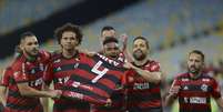 Diego e demais jogadores do Flamengo comemoram com a camisa do lesionado Juan  Foto: CELSO PUPO/FOTOARENA / Estadão Conteúdo