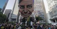 Para Jair Bolsonaro, o desafio é manter a liderança nas eleições para Presidência sem estar fisicamente nas ruas  Foto: EPA / BBC News Brasil