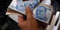 Funcion&aacute;rio conta notas de lira turca em ag&ecirc;ncia de c&acirc;mbio em Istambul, na Turquia 
02/08/2018 
REUTERS/Murad Sezer  Foto: Reuters
