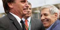 Candidato à Presidência, deputado Jair Bolsonaro (PSL), conversa com general da reserva Augusto Heleno durante protesto contra o ex-presidente Luiz Inácio Lula da Silva, em Brasília, em abril
04/04/2018
REUTERS/Ueslei Marcelino  Foto: Reuters