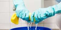 Limpar a cozinha usando um litro de água  Foto: Shutterstock / TudoGostoso