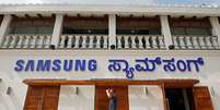 Homem passam em frente à loja recém inagurada da Samsung em Bengaluru, na Índia. 11/09/2018. REUTERS/Abhishek N. Chinnappa   Foto: Reuters
