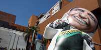 Simpatizantes de Jair Bolsonaro inflam boneco com imagem do candidato do PSL à Presidência em frente ao Hospital Albert Einstein
07/09/2018 REUTERS/Nacho Doce   Foto: Reuters