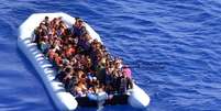 Barco inflável com migrantes no Mediterrâneo Central, em foto de arquivo  Foto: ANSA / Ansa - Brasil