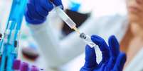 Aplicação de vacina poderá ser feita sem o auxílio de um profissional no futuro, diz estudo  Foto: Getty Images / BBC News Brasil
