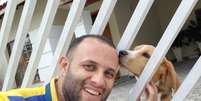 Carteiro faz sucesso com fotos ao lado de cachorros.   Foto: Facebook/angelocristianodasilvaantunes/ / Estadão Conteúdo