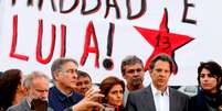 Haddad, com apoiadores e Manoela D´´Avila (D) em Curitiba 11/9/2018 REUTERS/Rodolfo Buhrer   Foto: Reuters