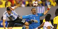 Ospina disputa bola com o ataque argentino  Foto: Noah K. Murray-USA TODAY Sports / via Reuters