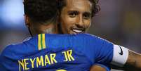 Marquinhos comemora com Neymar o seu gol, o quinto do Brasil (Foto: Lucas Figueiredo/CBF)  Foto: Lance!