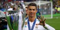 Cristiano Ronaldo segura taça da Liga dos Campeões após vencer a final  Foto: Hannah McKay / Reuters