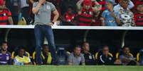 Jair Ventura comandando o time do Corinthians contra o Flamengo  Foto: Pilar Olivares / Reuters